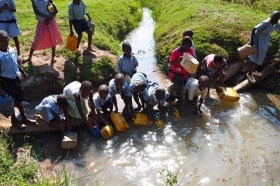 Refugees getting water 1